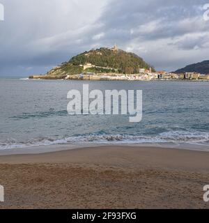 San Sebastian, Spagna - 1 febbraio 2021: Vista di Monte Urgull dalla Baia di la Concha Foto Stock