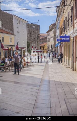 POREC, CROAZIA - 10 maggio 2018: I turisti che visitano le vecchie strade della città di Porec in Croazia nella giornata di sole Foto Stock