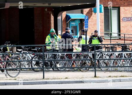 Una donna è morta dopo un attacco alla stazione centrale di Linköping a Linköping. La polizia, l'ambulanza e i servizi di soccorso sono stati avvisati sulla scena. Foto Stock