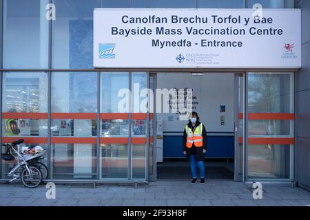 CARDIFF, GALLES - 25 MARZO: Un membro dello staff attende il 25 marzo 2021 a Cardiff, Galles, presso il centro di vaccinazione di massa della Bayside, nella baia di Cardiff. Foto Stock