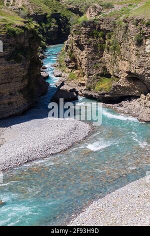 Paesaggio con fiume di montagna in gola con ripide scogliere e. alberi verdi sulla riva in estate soleggiato giorno Foto Stock