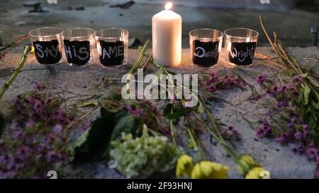 Los Angeles, California, Stati Uniti. 16 Apr 2021. Una candela brucia a una veglia a lume di candela e protesta chiedendo giustizia per Daunte Wright dopo che è stato sparato da ufficiali di polizia. Credit: Young G. Kim/Alamy Live News Foto Stock