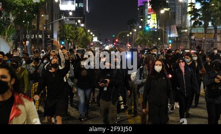 Los Angeles, California, Stati Uniti. 16 Apr 2021. I manifestanti marciano per strada chiedendo giustizia per Daunte Wright, che è stato ucciso da un poliziotto. Credit: Young G. Kim/Alamy Live News Foto Stock