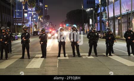 Los Angeles, California, Stati Uniti. 16 Apr 2021. Gli agenti di polizia bloccano Sunset Blvd. Dopo aver dichiarato un'assemblea illegale durante una protesta che chiede giustizia per Daunte Wright. Credit: Young G. Kim/Alamy Live News Foto Stock