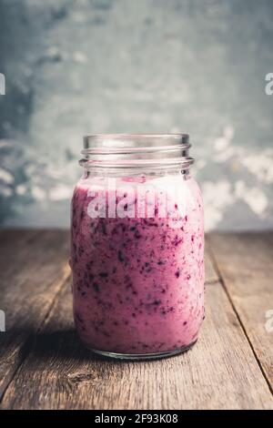 Frullato di mirtillo nel vaso. Messa a fuoco selettiva. Profondità di campo poco profonda. Foto Stock