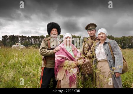 La guerra civile russa. Soldati dell'esercito bianco e donne contadine prima della battaglia prima della battaglia. Russia, regione di Mosca, Nelidovo 15 luglio 2017 Foto Stock