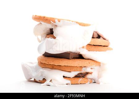 Dolci fatti in casa, odori e dolce concetto di dessert con s'More accatastati a base di cioccolato, cracker di graham e marshmallows, isolati su un dorso bianco Foto Stock