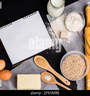 Ingredienti da tavola, uova di zucchero e farina Foto Stock