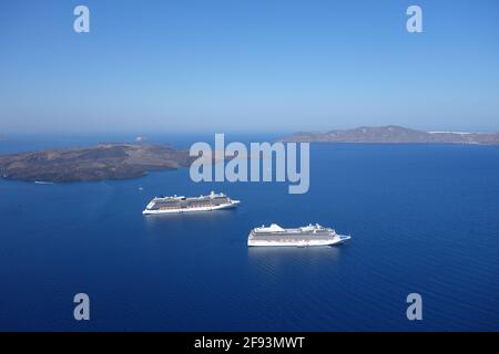 Santorini, Grecia - 30 luglio 2014 : Vista panoramica di due navi da crociera vicino alla caldera, e un bel cielo blu sullo sfondo a Santorini C. Foto Stock