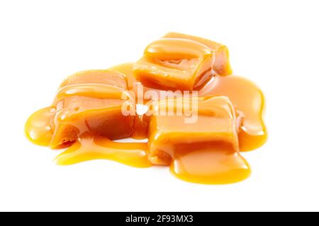 Caramelle al caramello, caramelle alla caramella e caramelle dolci con tre pezzi di caramelle salate fatte in casa wi Foto Stock