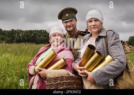 La guerra civile russa. Soldati dell'esercito bianco e donne contadine prima della battaglia prima della battaglia. Russia, regione di Mosca, Nelidovo 15 luglio 2017 Foto Stock