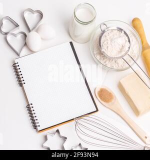 Ingredienti da tavola, uova di zucchero e farina Foto Stock