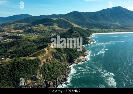 Mare e rocce. Vista aerea delle onde del mare e della fantastica costa delle Montagne Rocciose. Ponta Negra città, Rio de Janeiro stato, Brasile. Foto Stock