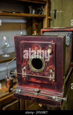 Fotocamera retrò classica in legno su treppiede su sfondo bianco Foto Stock