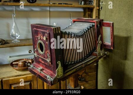 Fotocamera retrò classica in legno su treppiede su sfondo bianco Foto Stock