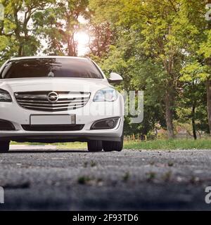 Chernihiv, Ucraina - 16 giugno 2018: Bianco Opel Insignia sulla strada Foto Stock