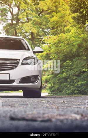 Chernihiv, Ucraina - 16 giugno 2018: Bianco Opel Insignia sulla strada Foto Stock