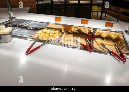 torte di cagliata, torte di cagliata, pancake sulla linea di distribuzione, ristorante self-service. Copispace Foto Stock