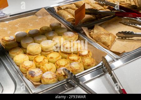 torte di cagliata, torte di cagliata, pancake sulla linea di distribuzione, ristorante self-service. Copispace Foto Stock