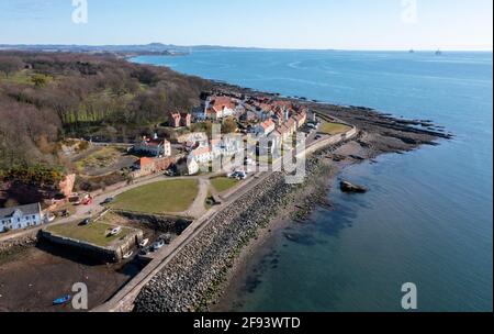 Vista aerea di West Wemyss un piccolo villaggio di pescatori sulla costa di Fife, Scozia, Regno Unito. Foto Stock