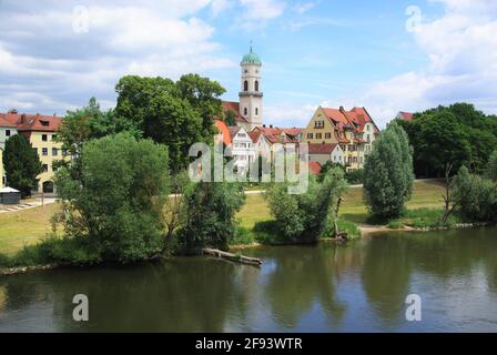 Vista sul Danubio fino all'isola di Stadtamhof e alla chiesa e al monastero di St Mang, Ratisbona, Baviera, Germania Foto Stock