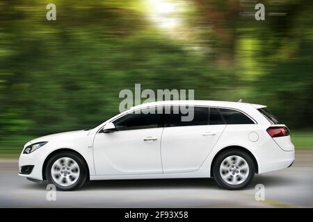 Chernihiv, Ucraina - 16 giugno 2018: Bianco Opel Insignia sulla strada Foto Stock