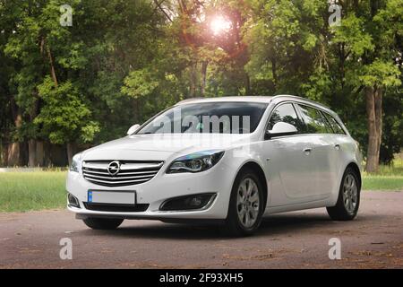 Chernihiv, Ucraina - 16 giugno 2018: Bianco Opel Insignia sulla strada Foto Stock