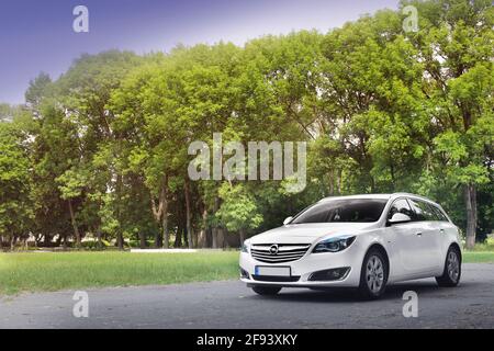 Chernihiv, Ucraina - 16 giugno 2018: Bianco Opel Insignia sulla strada Foto Stock