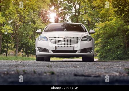 Chernihiv, Ucraina - 16 giugno 2018: Bianco Opel Insignia sulla strada Foto Stock