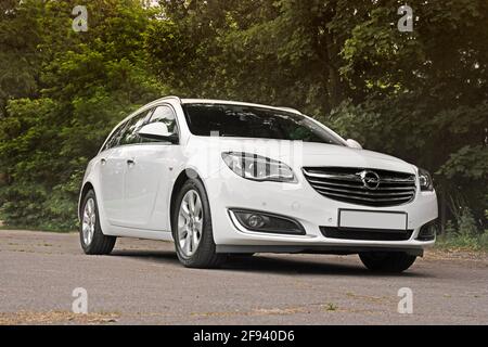 Chernihiv, Ucraina - 16 giugno 2018: Bianco Opel Insignia sulla strada Foto Stock