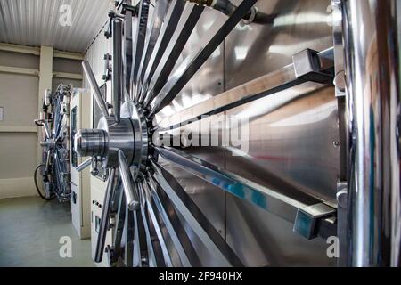 Atyrau, Kazakistan. Impianto di produzione di siringhe mediche. Autoclave di sterilizzazione ad alta pressione. Due porte con volantini. Foto Stock