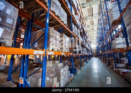 Moderno sistema di rack per magazzini e centri logistici. Aktobe, Kazakistan. Foto Stock