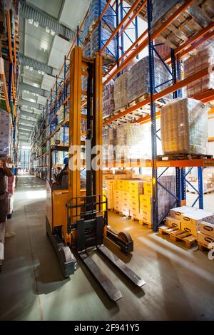 Moderno sistema di rack per magazzini e centri logistici. Paranco e pacchi merci su scaffali. Aktobe, Kazakistan. Foto Stock