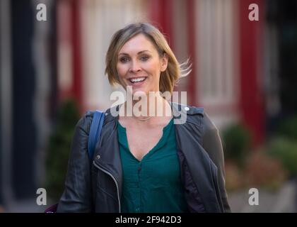 Londra, Regno Unito. 16 Apr 2021. Presentatore, Jenni Falconer arriva al Global radio Studios. Jenni Falconer fuori e circa. Credit: Mark Thomas/Alamy Live News Foto Stock