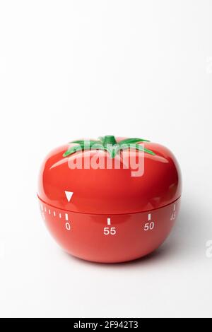 Pomodoro timer - timer da cucina meccanico a forma di pomodoro per cucinare  o studiare su sfondo grigio. Inserire il testo Foto stock - Alamy