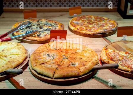 pizza e torte in mostra in un ristorante self-service Foto Stock