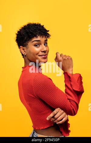 Stock foto di bella donna nera sorridente e divertente in studio shot. Foto Stock