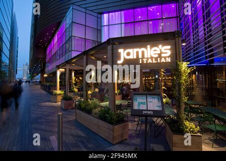 Jamie's Italian Restaurant , More London Place, Londra vicino al ponte della torre , vicino al municipio , al crepuscolo 2014 Foto Stock