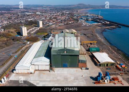Metil, Scozia, Regno Unito. 16 aprile 2021. Un cantiere di fabbricazione di metil a Fife deve riaprire dopo aver assicurato un contratto per fabbricare otto piattaforme per turbine eoliche. Il cantiere è stato precedentemente gestito da BiFab, ma è stato rilevato in febbraio da una società londinese InfraStrata, operante con il marchio Harland e Wolff. Il contratto è per il progetto NEarth na Gaoithe Offshore Wind (NNNG) e si prevede di creare quasi 300 posti di lavoro. PIC; vista generale del cantiere di fabbricazione Harland & Wolff in metil. Iain Masterton/Alamy Live News Foto Stock