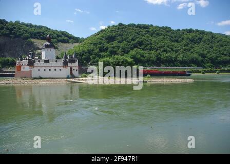 Cargo chiatta passando Pfalzgrafenstein castello, Falkenau isola, Nr. Coblenza, Germania Foto Stock