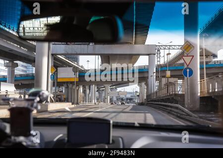 vista dello svincolo stradale multilivello al centro di la città dall'interno dell'auto attraverso il parabrezza Foto Stock