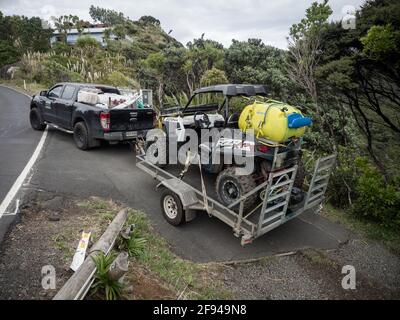 AUCKLAND, NUOVA ZELANDA - 15 aprile 2021: Vista di Polaris rzr xp 900 efi UTV utilitaria veicolo terreno equipaggiato con pompa irroratrice agricola, su rimorchio Foto Stock