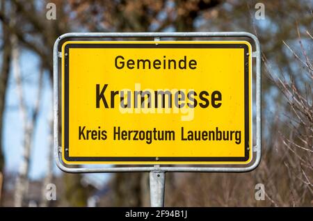 Krummesse, Germania. 16 Apr 2021. Un cartello con la scritta "Gemeinde Krummesse, Kreis Herzogtum Lauenburg" si trova all'ingresso di Krummesse. Qui si applicano due diverse regole di Corona, perché un confine di distretto passa attraverso il villaggio e lo taglia irregolarmente in parcelle appartenenti al Ducato del Distretto di Lauenburg o alla Città di Lübeck. Credit: Markus Scholz/dpa/Alamy Live News Foto Stock