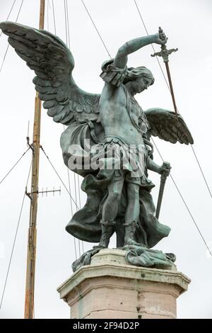 Roma - statua di bronzo di Michele Arcangelo, in cima a Castel Sant'Angelo Foto Stock