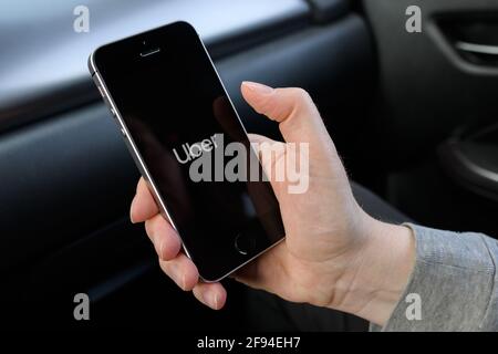 ZRENJANIN, SERBIA - 2 APRILE 2021: Smartphone femminile con schermo applicativo Uber in auto. Foto Stock