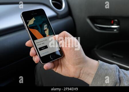 ZRENJANIN, SERBIA - 2 APRILE 2021: Smartphone femminile con schermo di applicazione Uber driver in auto. Foto Stock