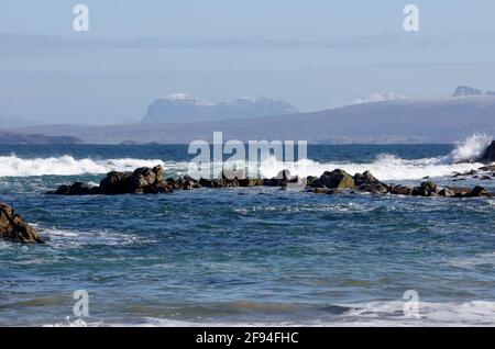 Guardando attraverso la Baia di Gruinard dalla spiaggia di Mellon Udrigle alla montagna di Suilven, Coigach, Scozia, Regno Unito Foto Stock