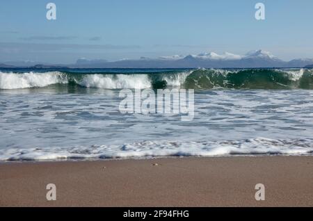 Guardando attraverso la Baia di Gruinard, dalla spiaggia di Mellon Udrigle alle montagne di ben Mor e Suilven, Coigach, Scozia, Regno Unito Foto Stock