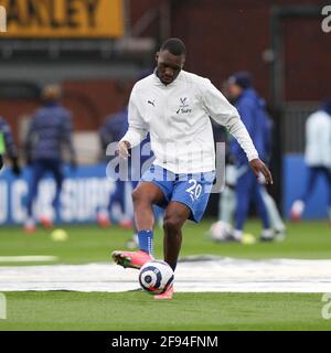 Londra, Regno Unito. 15 Aprile 2021. Christian Benteke di Crystal Palace si riscalda durante la partita della Premier League tra Crystal Palace e Chelsea a Selhurst Park, Londra, Inghilterra, il 10 aprile 2021. Foto di Ken Sparks. Solo per uso editoriale, è richiesta una licenza per uso commerciale. Nessun utilizzo nelle scommesse, nei giochi o nelle pubblicazioni di un singolo club/campionato/giocatore. Credit: UK Sports Pics Ltd/Alamy Live News Foto Stock