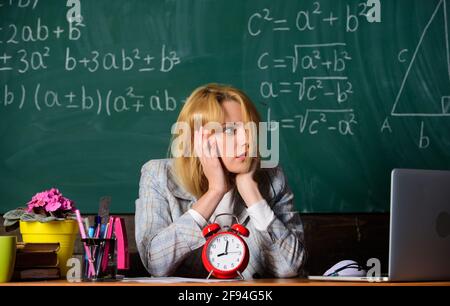 non c'è tempo per una pausa. Studio e formazione. Scuola moderna. Giorno della conoscenza. Ritorno a scuola. Giornata degli insegnanti. Scuola. Scuola domestica. Donna stanca. Donna dentro Foto Stock